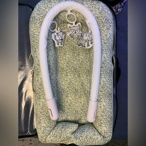 Dockatot deluxe with high contrast woodland animal arch